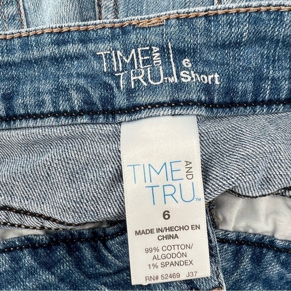 Time & Tru Cut Off Distressed Jean Shorts Size 6 Women’s - Picture 2 of 4